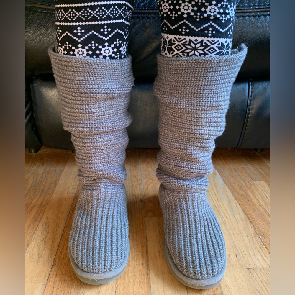 UGGS | Gray Tall Sweater Button Uggs | Size 8 🩶🖤 - Picture 4 of 14